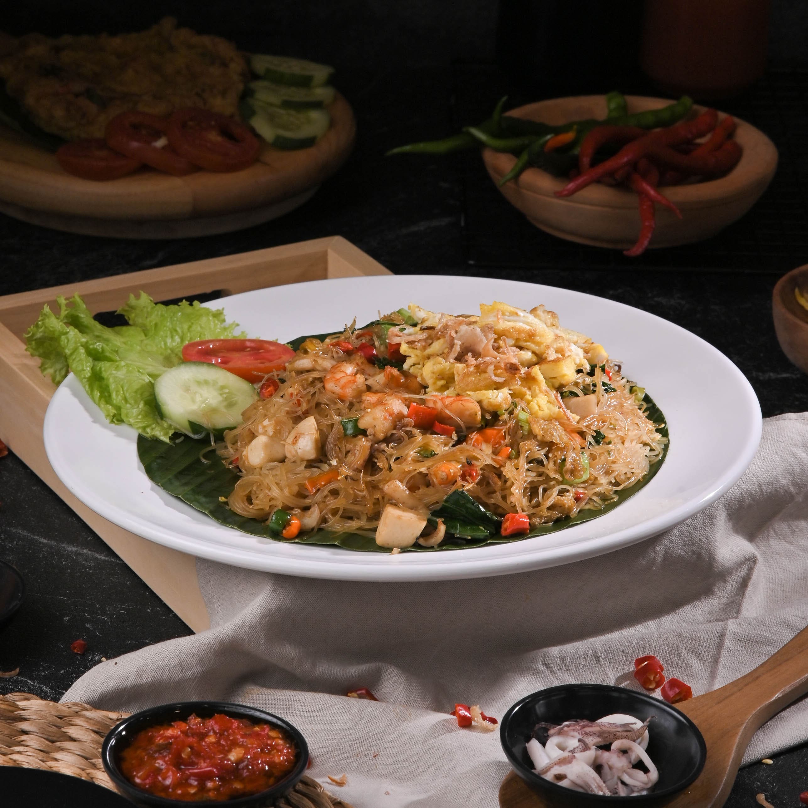 Bihun goreng dengan bumbu khas nusantara, disajikan dengan beragam potongan seafood segar