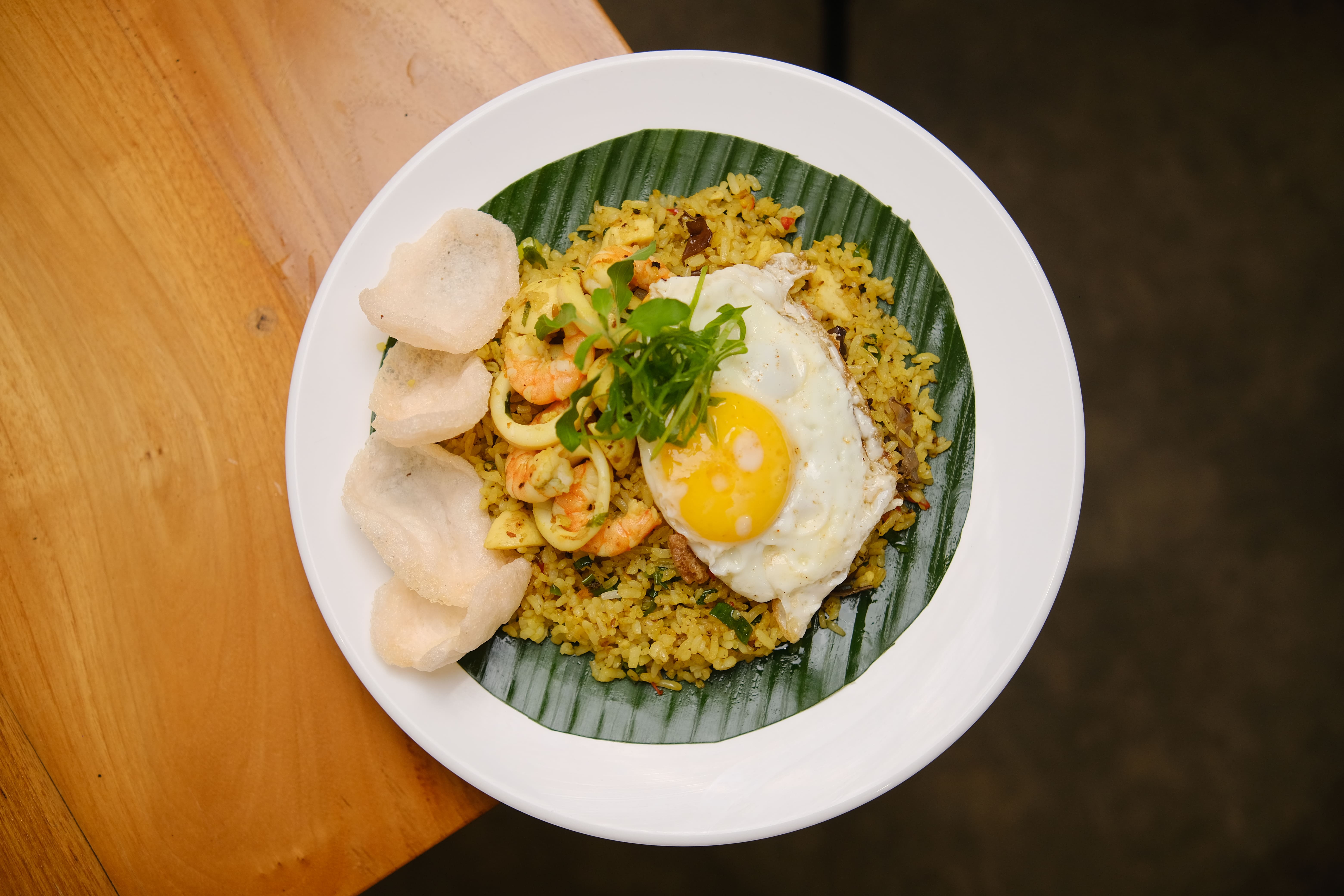 Nasi goreng nusantara dengan toping seafood